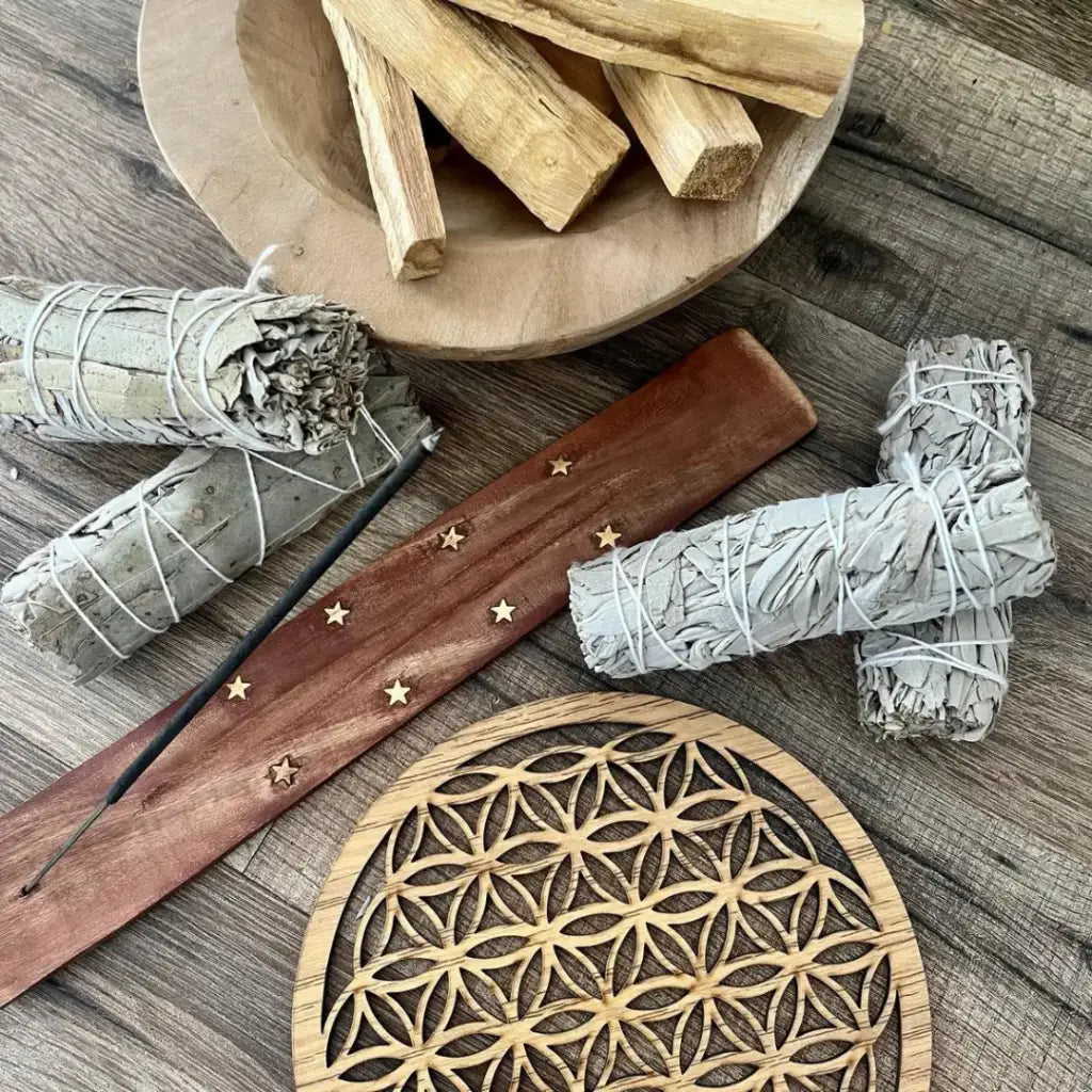 Lapis Lazuli Pierre Roulée avec des accessoires pour purification et spiritualité sur une table en bois
