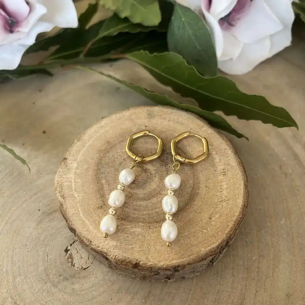 Boucles d'oreilles en or en forme de cerceau avec des perles d'eau douce pendantes.