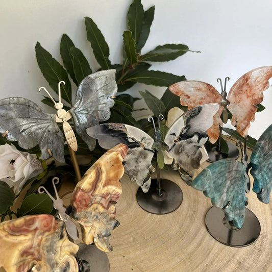 Papillon en pierre naturelle sur socle avec figurines papillon sculptées à la main en quartz ferrugineux et crazy lace