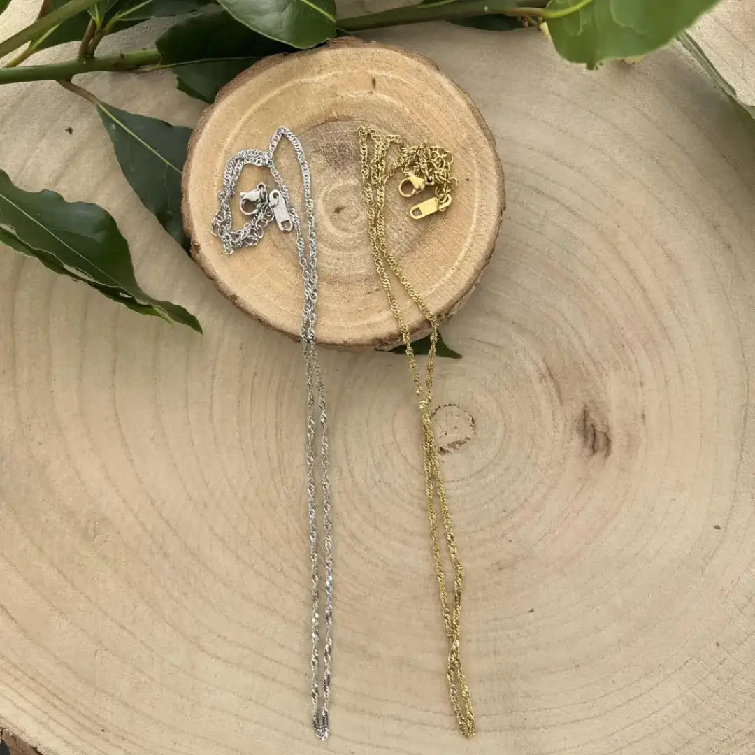 Chaînes en argent et en or pour collier pendentif Améthyste Naturel sur un support en bois