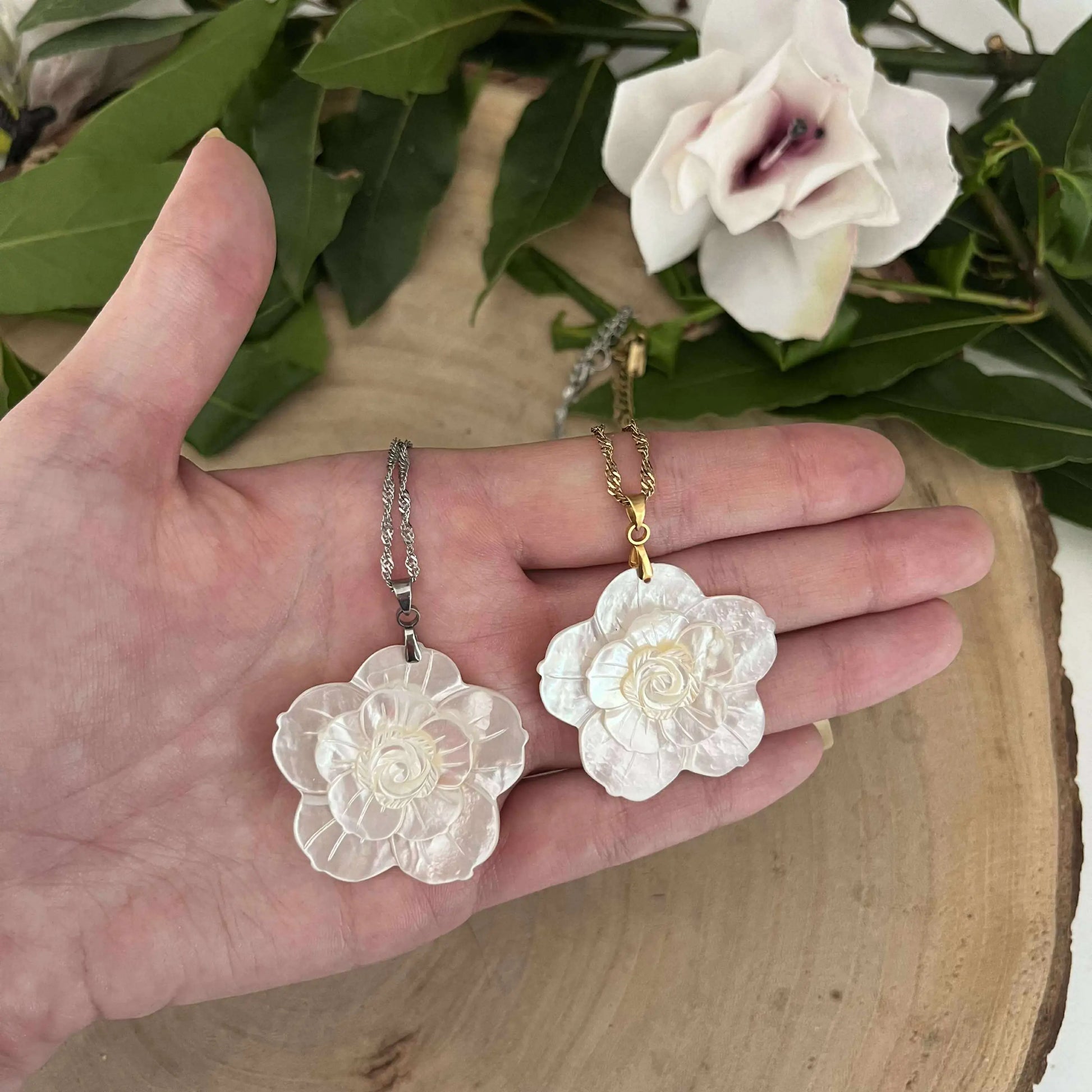 Pendentif Fleur en Nacre en forme de fleur délicate avec chaînes argentée et dorée Aura de Roche
