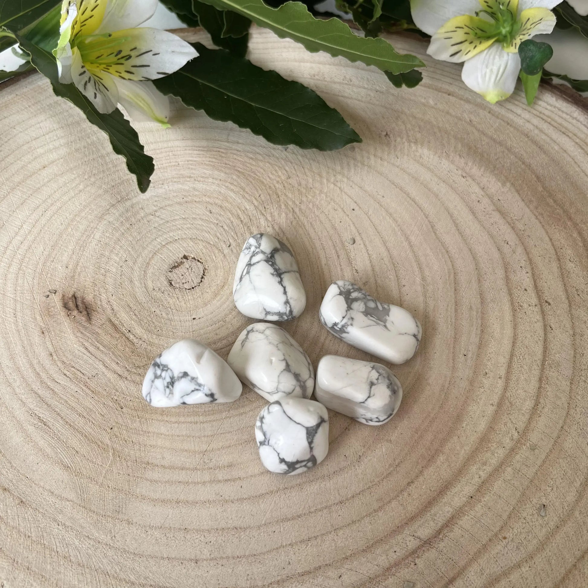 pierre howlite roulée sur plateau en bois