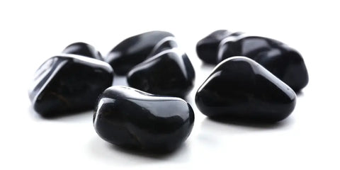 Le Pouvoir des Pierres Noires: Onyx Tourmaline Obsidienne